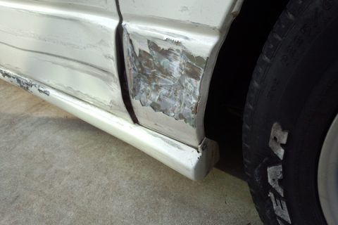 トヨタのハイエース　：傷の修理方法と費用　左サイド周り板金塗装　170,000円